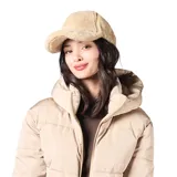 Gorro tipo gorra con visera, confeccionado en tejido de textura suave y afelpada, color beige.