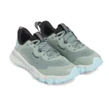Championes de trail running Under Armour Charged Maven Trail, color verde menta con detalles en celeste y entresuela moteada. Presentan parte superior de malla técnica transpirable con refuerzos de PU, plantilla Deluxe Comfort System y suela de goma con tacos multidireccionales para mayor tracción.