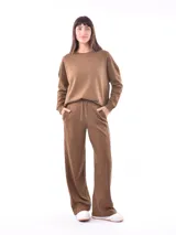 Buzo blanco de corte holgado, con cuello redondo y mangas largas.