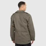 Chaqueta estilo militar de corte recto, color negro, con cuello camisero, cierre frontal oculto, charreteras en los hombros y cuatro bolsillos frontales con solapa.