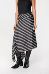 Falda midi de corte asimétrico con diseño de rayas horizontales en blanco y negro. Confeccionada en tejido satinado con caída fluida.