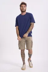 Remera negra de manga corta y cuello redondo, de corte holgado.