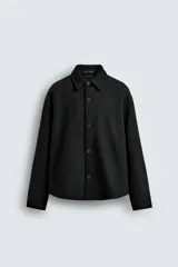 Sobrecamisa de corte regular fit confeccionada en tejido con mezcla de lana, con cuello solapa, cierre frontal de botones y mangas largas con puños abotonados.