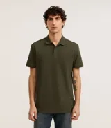 Remera polo de corte comfort, confeccionada en algodón peruano de alta calidad. Presenta cuello clásico con tapeta de botones y mangas cortas. Diseño liso y texturizado, ideal para un look casual y fresco.