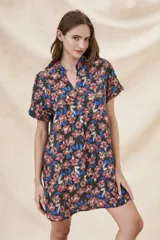 Túnica corta de lino y viscosa con estampado floral en tonos azules, rojos y negros.