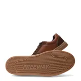 Zapato casual de hombre Freeway, confeccionado en una combinación de cuero liso y gamuza en tono marrón coñac. Presenta cordones al tono, costuras reforzadas a la vista y suela de goma vulcanizada en color caramelo.