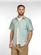 Camisa celeste de manga corta con cuello clásico y bolsillo en el pecho.