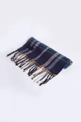 Bufanda tejida con diseño de cuadros en tonos gris y negro, con flecos en los extremos y etiqueta de la marca Brooksfield.