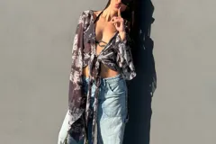 Top de gasa translúcida con estampado batik en tonos negros y blancos, de manga larga amplia y diseño cruzado para atar al frente.