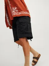 Short cargo negro de Jack & Jones con corte relajado y cierre con cremallera. Confeccionado en tejido de sarga de algodón.