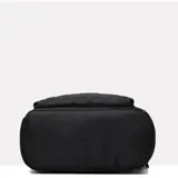 Mochila acolchada de diseño capitoné, color negro, con tres bolsillos frontales con cierre y herrajes dorados.