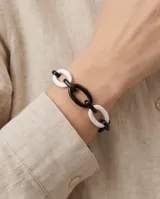 Pulsera de eslabones grandes intercalados en color blanco y negro.