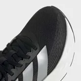 Championes de running Adidas Galaxy 8, de color negro con las tres tiras plateadas en el lateral y una suela gruesa de amortiguación blanca.