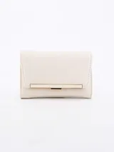 Billetera compacta color beige con solapa frontal y detalle de barra metálica dorada en el cierre.
