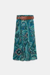 Falda larga de corte evasé con estampado paisley en tonos turquesa, azul y verde, con cintura elástica y cinturón marrón con hebilla dorada incluido.