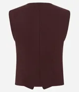 Chaleco femenino de corte sastrero y acinturado, confeccionado en punto roma color bordó. Presenta escote en V, cierre frontal con botones y diseño sin estampado.