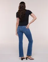 Remera básica blanca de manga corta y cuello redondo, de corte ajustado.