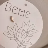 Aro de plata 925 con forma de curva y pequeños brillantes incrustados.