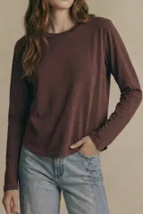 Remera de manga larga con calce oversize, confeccionada en algodón lavado con textura suave y resistente.