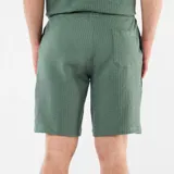 Bermuda de punto grueso color verde militar, con diseño liso y corte recto.