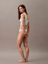 Bombacha tipo colaless Calvin Klein de la línea Invisibles, confeccionada en microfibra suave con tecnología de corte láser para un acabado sin costuras. Presenta talle medio y logo de la marca estampado en la cadera.