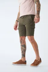 Bermuda cargo de corte recto, color azul marino, con bolsillos laterales tipo cargo, cierre de cremallera y botón, y pasacintos en la cintura.