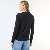 Sweater de punto ligero color negro, con cuello redondo, manga larga y detalle de botones metálicos en los puños.