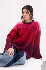 Sweater de punto con diseño en bloques de tonos marrones y tostados, cuello redondo y mangas largas amplias.