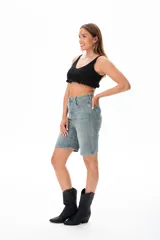 Top crop negro de tejido de punto con escote en V y breteles anchos.