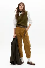 Pantalón de corduroy color trigo, con corte barrel relajado, tiro medio, cierre frontal y bolsillos laterales y traseros.