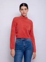 Polera color ladrillo de tejido peludito, cuello alto y mangas largas acampanadas.