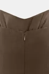 Vestido midi de corte fluido con cuello halter y lazada ajustable. Presenta escote recto y falda con volumen.