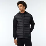 Buzo negro con capucha, cierre frontal con cremallera y mangas largas. El cuerpo es acolchado y las mangas son de tejido liso.