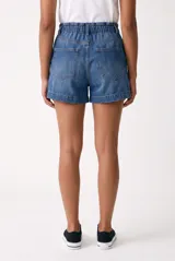 Short de denim azul con cintura fruncida elastizada, cordón de ajuste y bolsillos delanteros aplicados.
