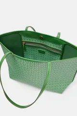 Bolso de hombro tipo shopper de color verde con cuerpo estampado geométrico, doble asa de hombro fina y detalles de pespuntes a contraste. Cuenta con compartimento interior con cremallera y cierre mediante botón imantado.