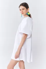 Vestido corto blanco de algodón pima con mangas balloon de poplín y volado en el ruedo.