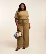 Pantalón pantalona color marrón confeccionado en sarga liviana con liocel y algodón. Presenta lazo en la cintura, bolsillos laterales y traseros.