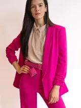 Blazer magenta de corte recto y silueta relajada.