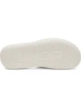 Sandalia tipo ojota Under Armour modelo Ignite Pro 8, color beige, con correa ajustable y plantilla de espuma viscoelástica para mayor confort.