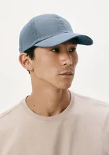 Gorra de béisbol color azul, de diseño minimalista con visera curva y estructura de paneles.