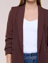 Blazer de crep color bordó de la marca BBJ, con cuello solapa, bolsillos delanteros y mangas tres cuartos con frunce.