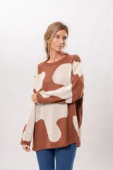 Buzo oversize color marrón con estampado de manchas blancas tipo vaca, de tejido de algodón.