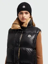 Gorro de lana Moncler en tejido de punto acanalado color negro, con el icónico parche del logo de la marca bordado en el frente.