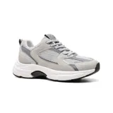 Championes deportivos urbanos color gris claro con detalles en gris oscuro y blanco. Capellada de malla y cuero sintético, con cordones grises y suela blanca con detalles en negro.