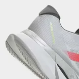 Championes de running Adidas Adizero Boston 12 con parte superior de malla liviana en color gris y detalles en rojo y amarillo neón. Presentan tecnología ENERGYRODS 2.0 para mayor propulsión, amortiguación Lightstrike Pro y suela de caucho Continental™.