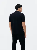 Polo marrón de manga corta confeccionada en tejido de piqué de algodón.