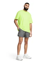 Short Under Armour Icon Volley gris, de secado rápido, con cintura elástica, bolsillos laterales y logo de la marca estampado en la pierna derecha.