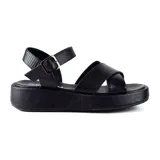 Sandalias bajas negras con plataforma y tiras anchas con textura. Cierre con hebilla metálica.