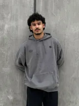 Canguro gris con capucha ajustable con cordones, bolsillo tipo canguro y puños y bajo acanalados.