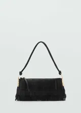 Bolso de hombro negro con diseño de flecos en toda su superficie. Cuenta con herrajes metálicos dorados en los laterales y cierre de cremallera superior.